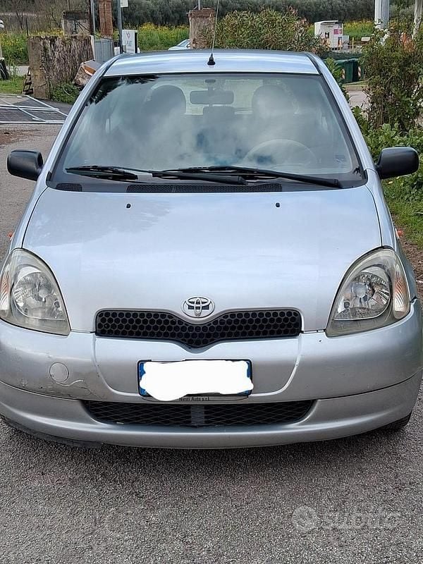 Usata Toyota Yaris 68 CV (50 kW) 2002 Grigio Berlina