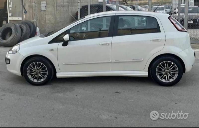 Usata Fiat Grande Punto 85 CV (62 kW) 2011 Bianco Utilitaria