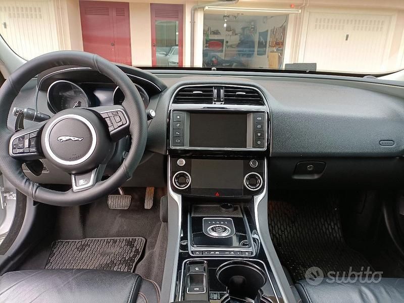 Usata Jaguar XE Pure 180 CV (132 kW) 2016 Grigio Berlina