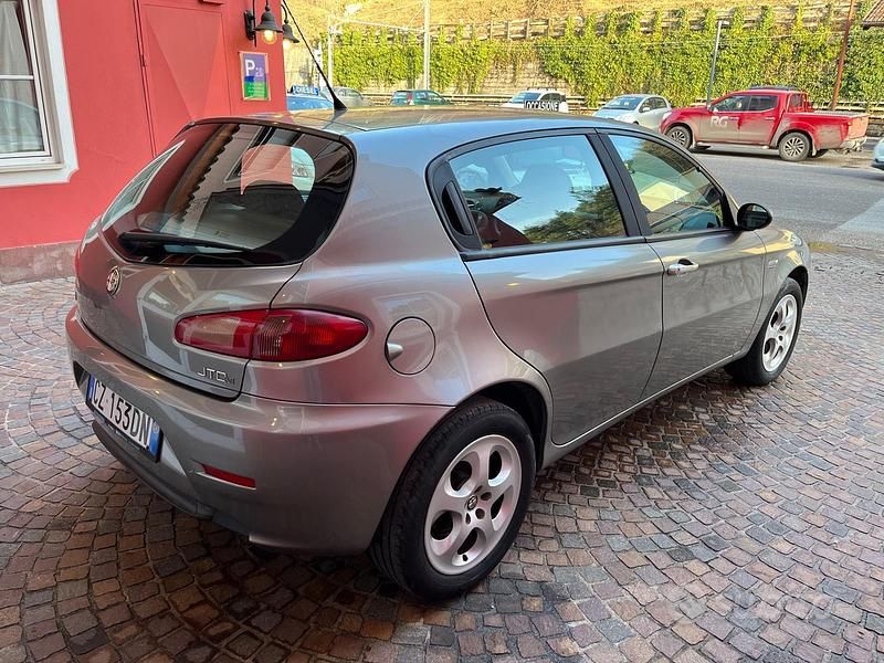 Usata Alfa Romeo 147 119 CV (87 kW) 2006 Grigio Utilitaria