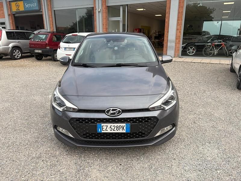 Usata Hyundai i20 75 CV (55 kW) 2015 Grigio Berlina