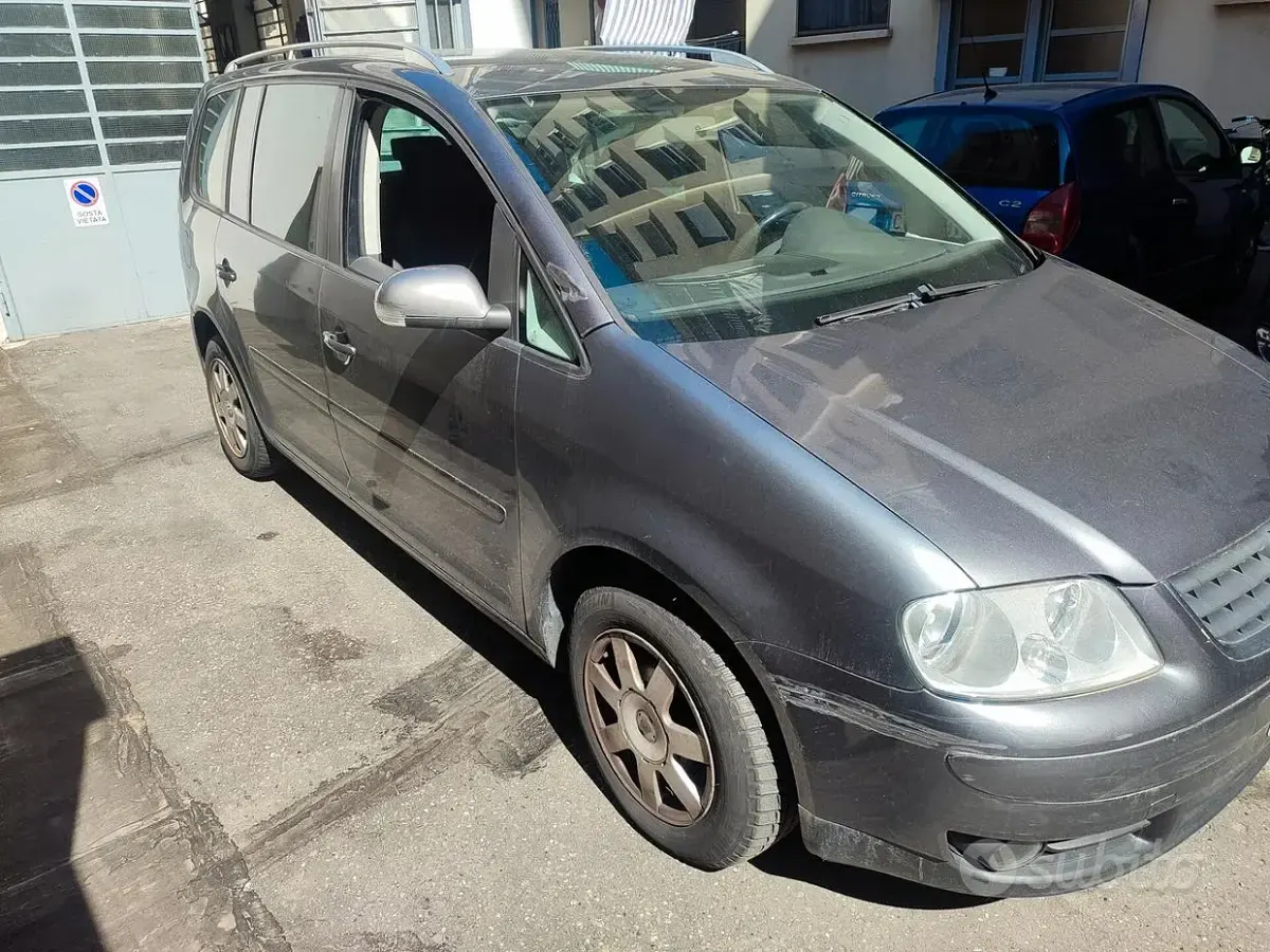 Käytetty VW Touran Trendline 140 HP (102 kW) 2004 Harmaa Tila-auto