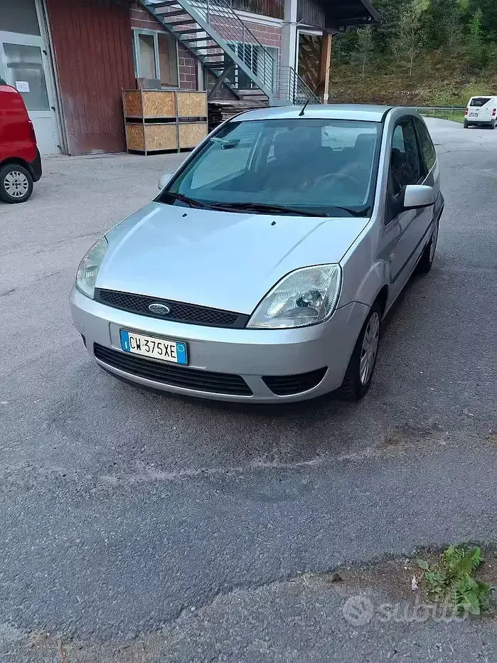 Usata Ford Fiesta 90 CV (66 kW) 2005 Utilitaria