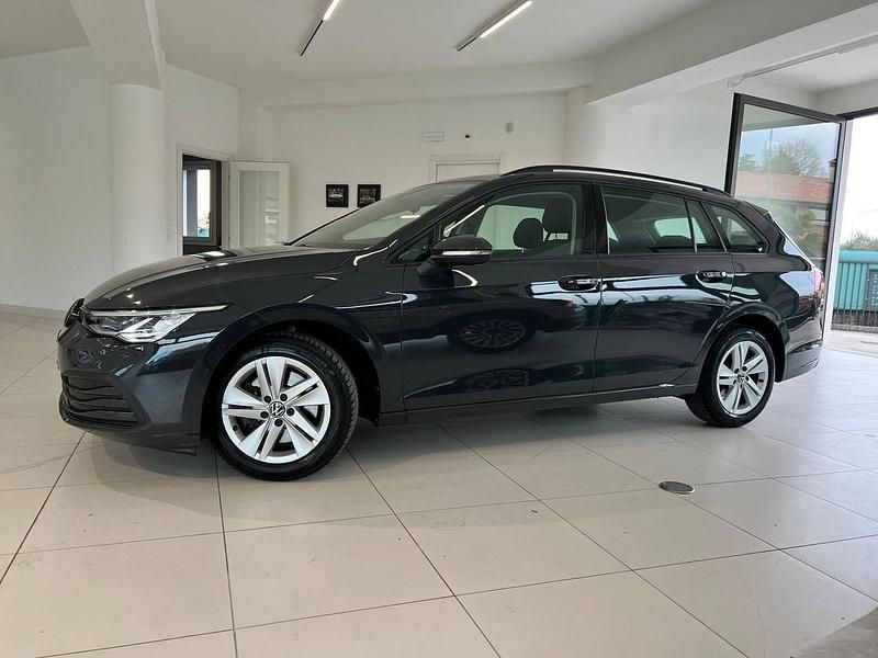 Usata VW Golf VIII Life 116 CV (85 kW) 2021 Nero Station wagon