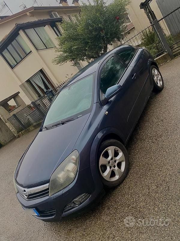 Grigio Usata 2006 Opel Astra GTC Sport Berlina | 1900 € (Buon prezzo) - Immagine 1/4