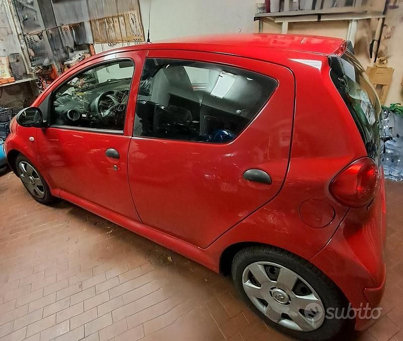 Usata Toyota Aygo 67 CV (49 kW) 2008 Rosso Utilitaria