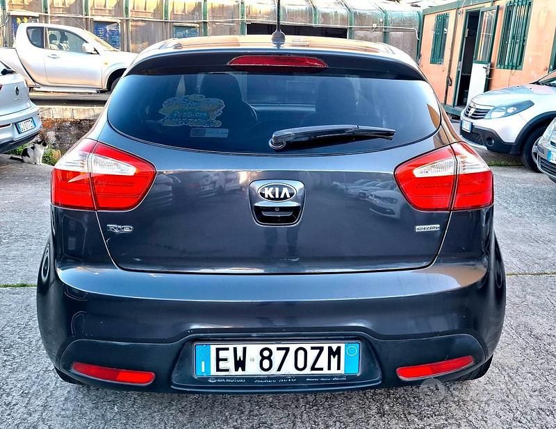 Usata Kia Rio Active 75 CV (55 kW) 2014 Grigio Berlina