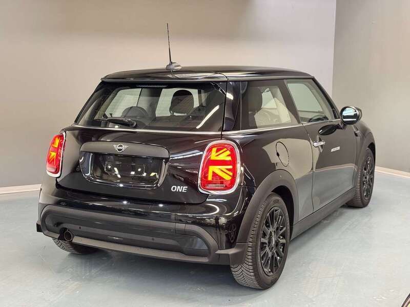 Usata Mini ONE Essential 102 CV (75 kW) 2022 Nero Utilitaria