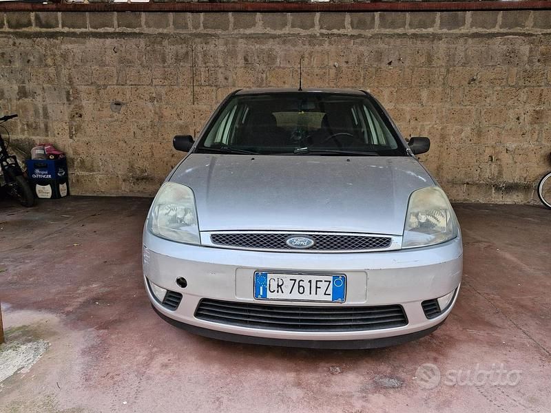 Usata Ford Fiesta Zetec 68 CV (50 kW) 2004 Grigio Utilitaria