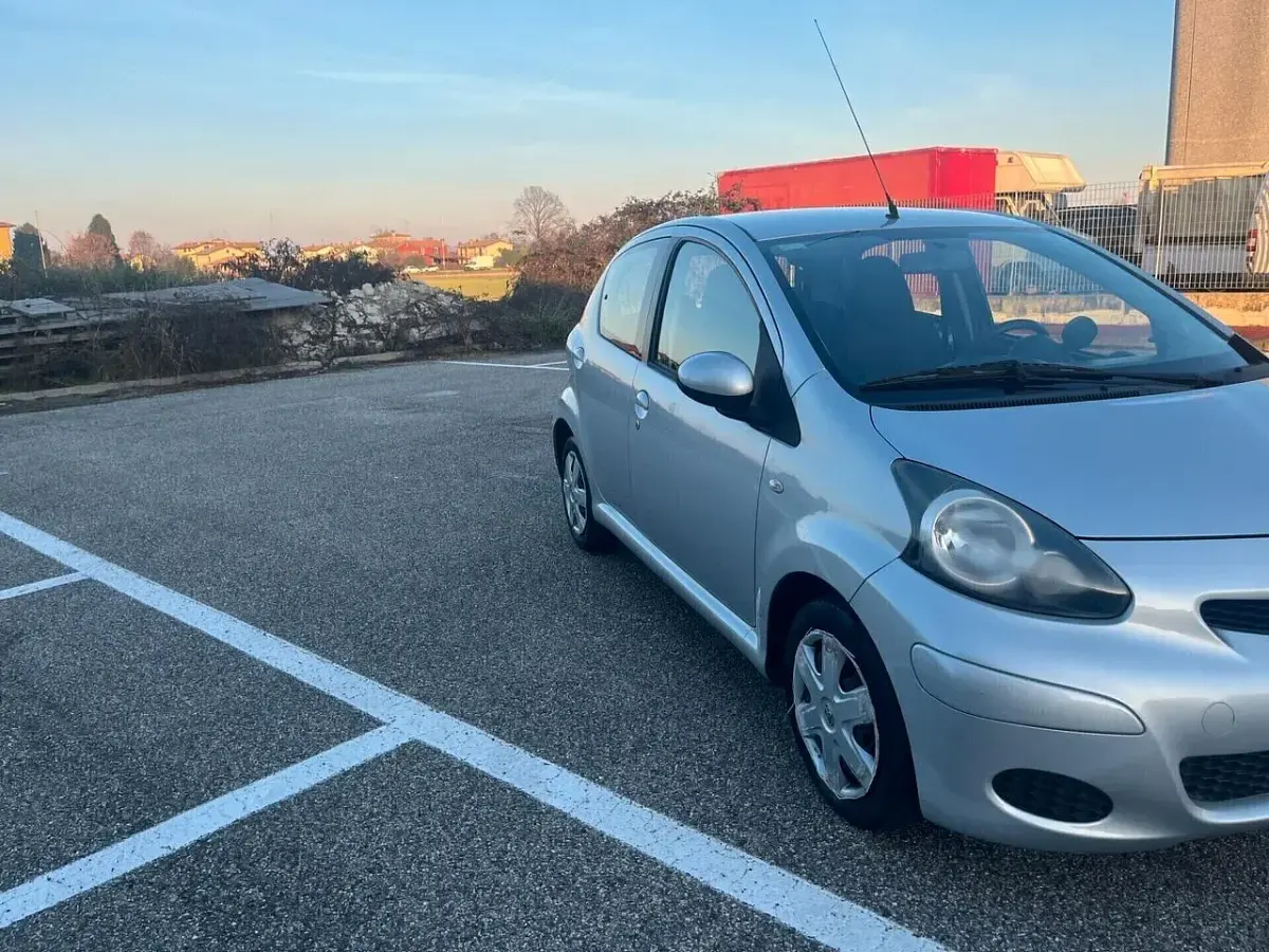Usata Toyota Aygo Connect Style 68 CV (50 kW) 2010 Argento Utilitaria