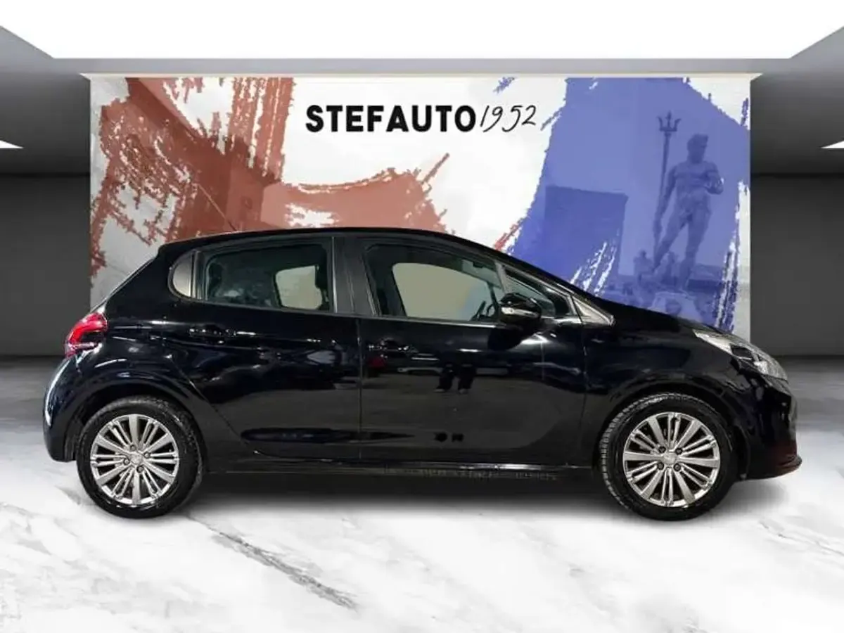 Usata Peugeot 208 Access 82 CV (60 kW) 2018 Nero Utilitaria