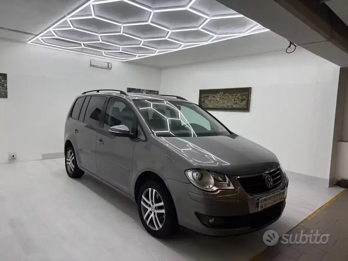 Begagnad VW Touran Highline 150 HK (110 kW) 2010 Grå Minibuss