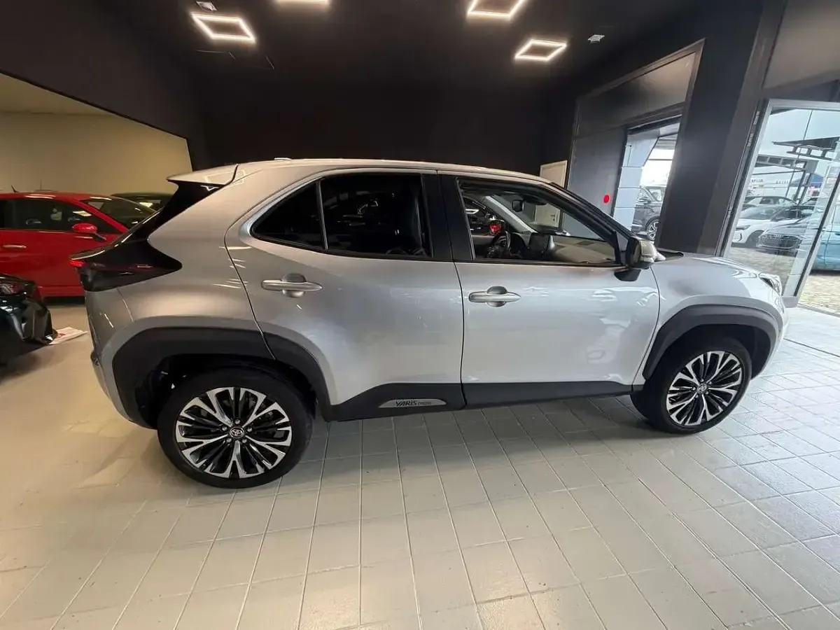 Usata Toyota Yaris Cross Lounge 92 CV (67 kW) 2021 Argento SUV