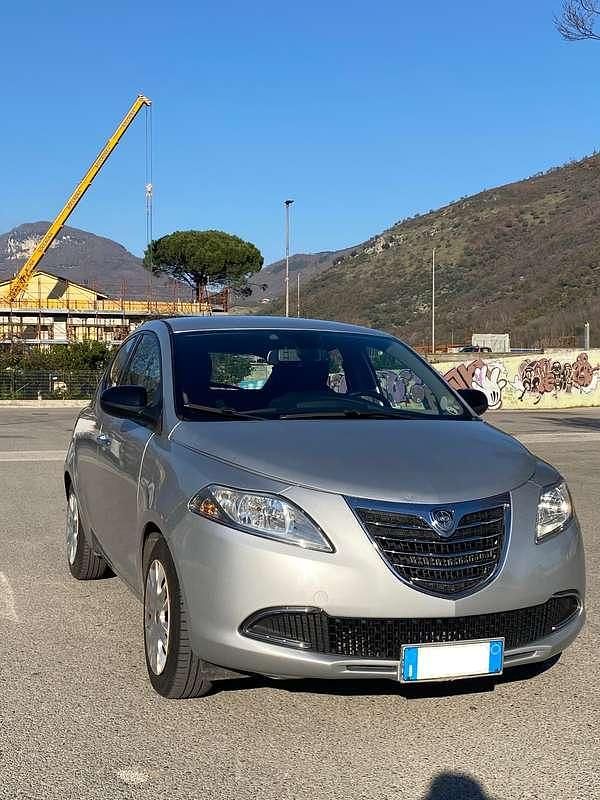 Usata Lancia Ypsilon Platinum 69 CV (50 kW) 2011 Argento Utilitaria