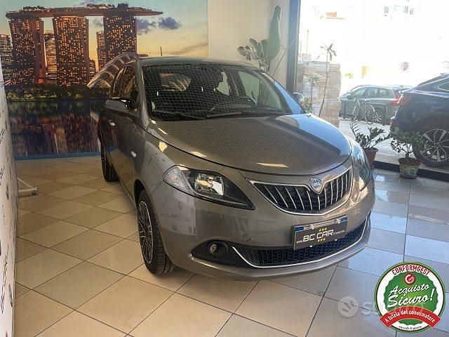 Usata Lancia Ypsilon Gold 69 CV (50 kW) 2022 Grigio scuro Utilitaria