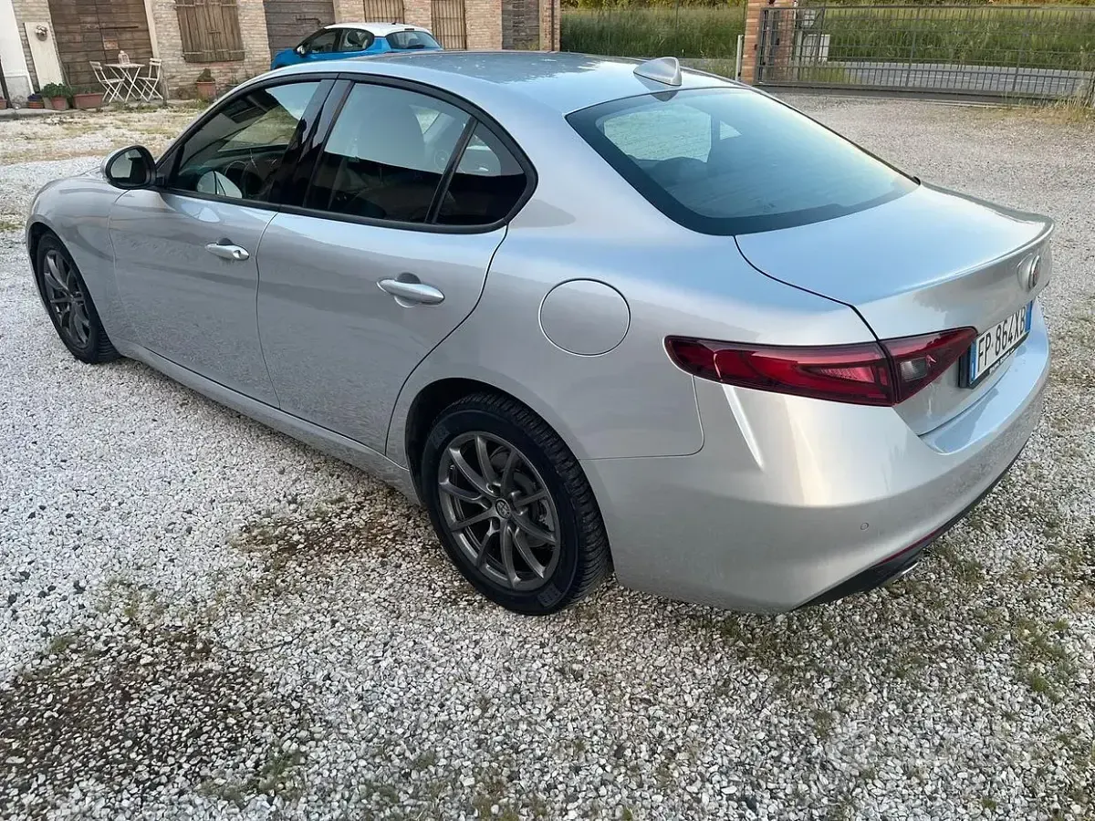 Używany Alfa Romeo Giulia 150 KM (110 kW) 2018 Szary Sedan/Limuzyna