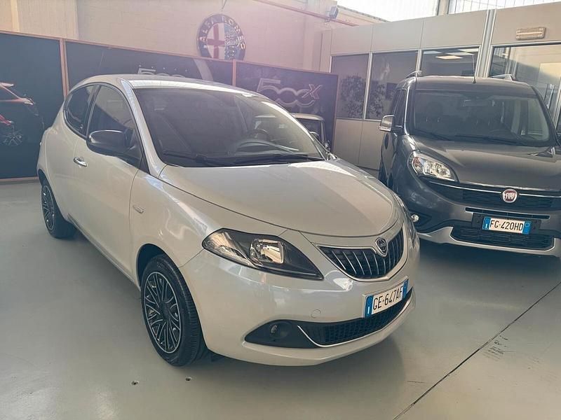 Usata Lancia Ypsilon Gold 69 CV (50 kW) 2021 Grigio Utilitaria