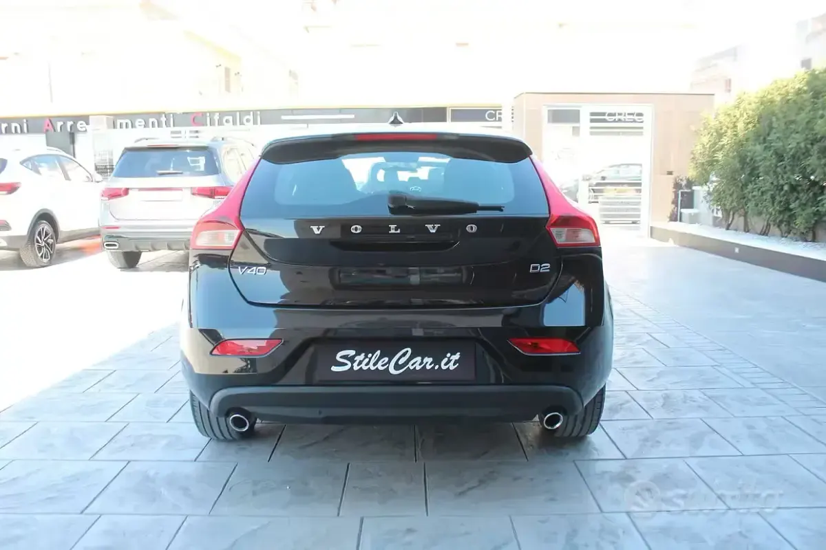 Usata Volvo V40 Business Edition 120 CV (88 kW) 2019 Black sapphire metallizzato Berlina