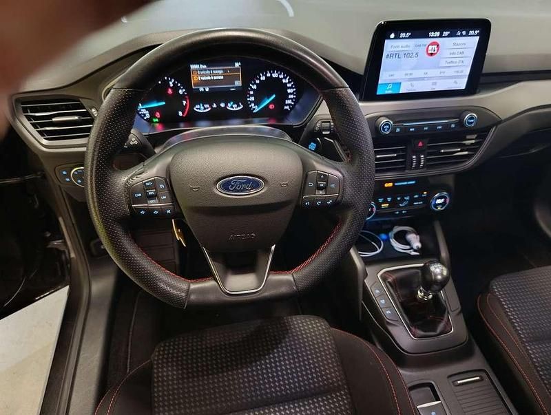 Usata 2022 Ford Focus ST-Line Tre volumi | 18.550 € (Buon prezzo) - Immagine 1/4