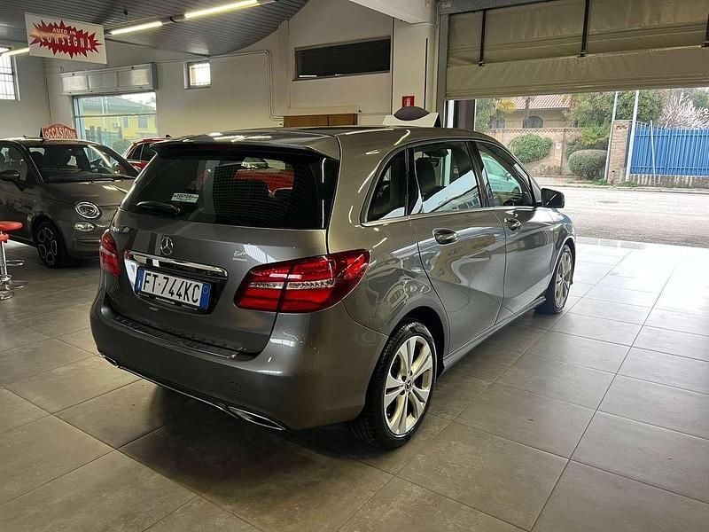 Usata Mercedes B180 122 CV (89 kW) 2018 Grigio Monovolume