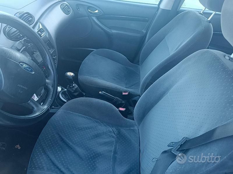 Usata Ford Focus Ghia 115 CV (84 kW) 2002 Grigio Station wagon