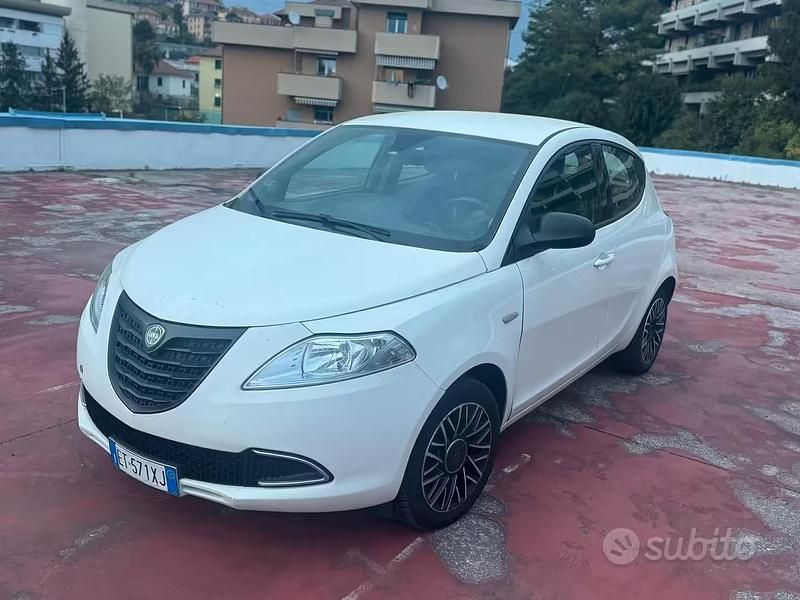 Usata Lancia Ypsilon 95 CV (69 kW) 2013 Bianco Utilitaria
