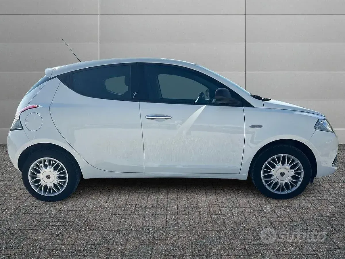 Usata Lancia Ypsilon Silver 69 CV (50 kW) 2016 Bianco Utilitaria
