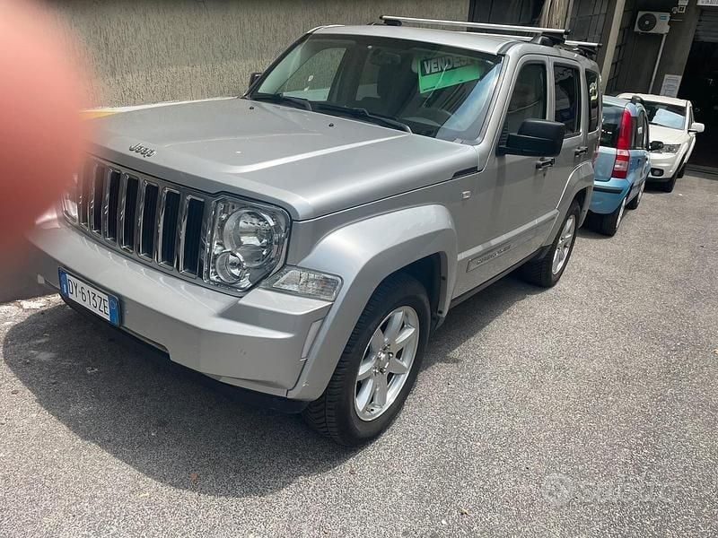 Usata Jeep Cherokee 177 CV (130 kW) 2009 Grigio SUV