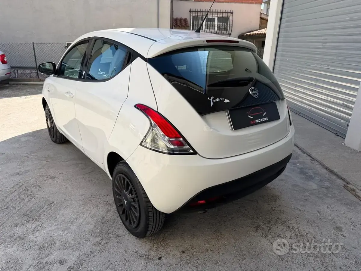 Usado Lancia Ypsilon 80 HP (58 kW) 2015 Branco Citadino