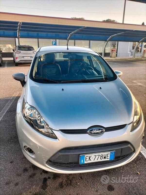 Usata Ford Fiesta 80 CV (58 kW) 2012 Grigio Utilitaria