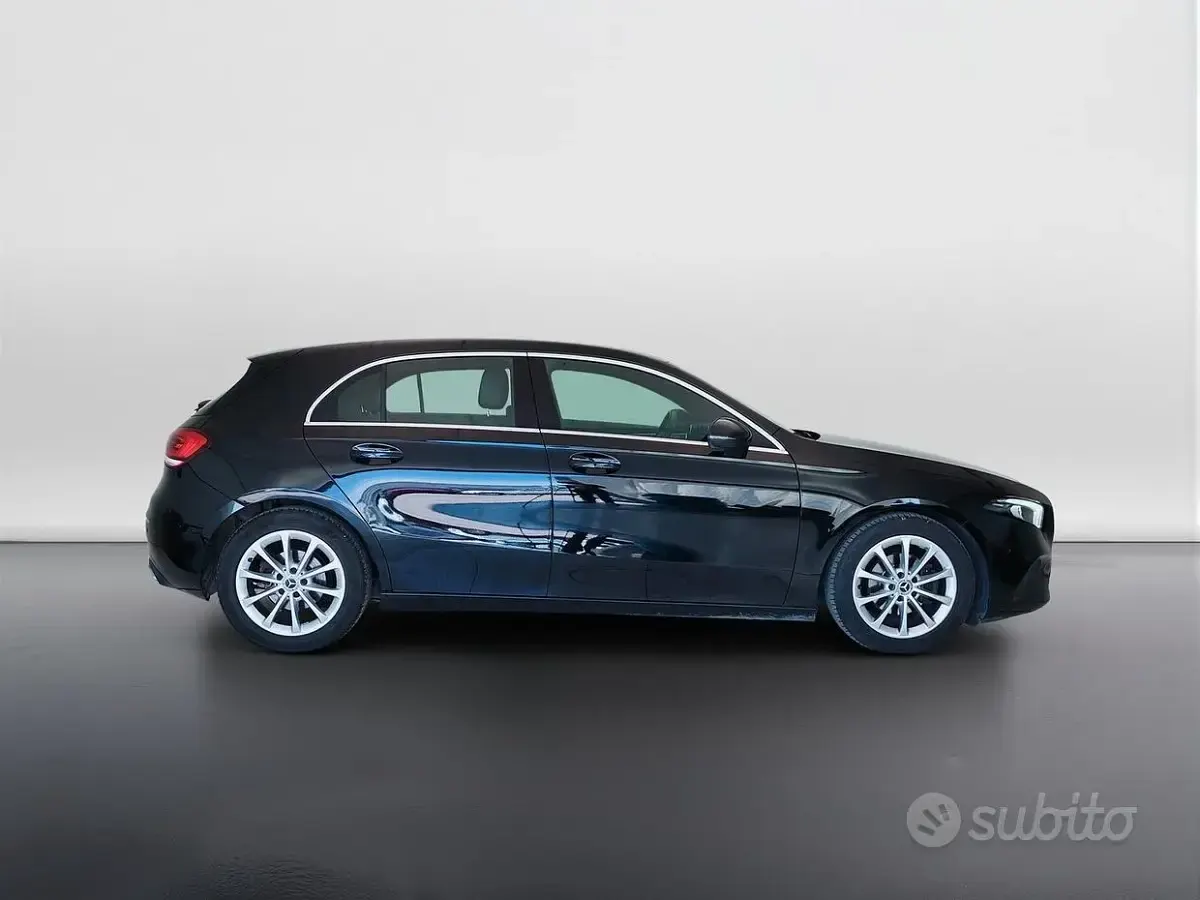 Usata Mercedes A180 Premium 116 CV (85 kW) 2023 Nero cosmo metallizzato Berlina