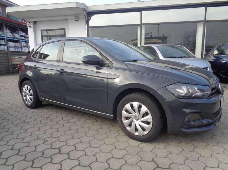 Grigio Usata 2018 VW Polo Comfortline Tre volumi | 9000 € (Buon prezzo) - Immagine 1/4