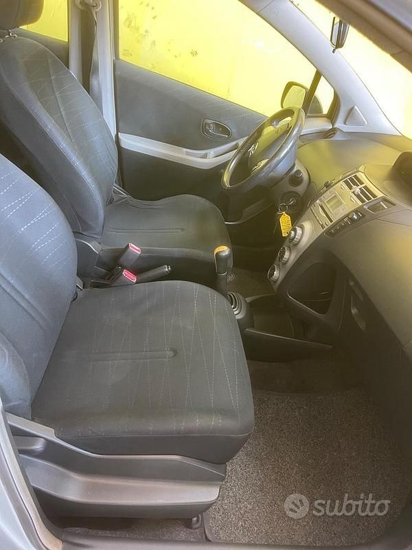 Usata Toyota Yaris 87 CV (63 kW) 2006 Grigio Berlina
