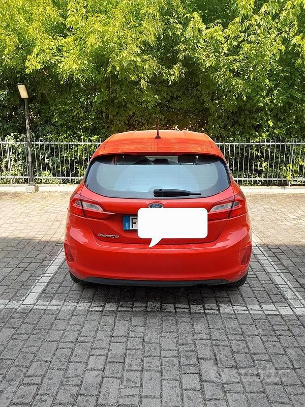Usado Ford Fiesta 86 CV (63 kW) 2018 Rojo Utilitario