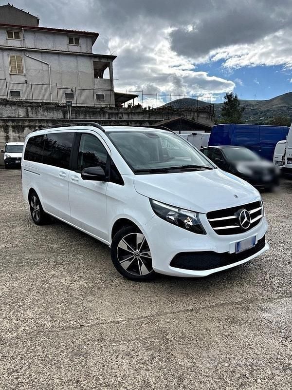 Bianco Usata 2022 Mercedes V220 Monovolume | 47.800 € (Buon prezzo) - Immagine 1/4