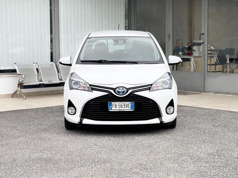 Usata Toyota Yaris Hybrid 75 CV (55 kW) 2015 Bianco Berlina