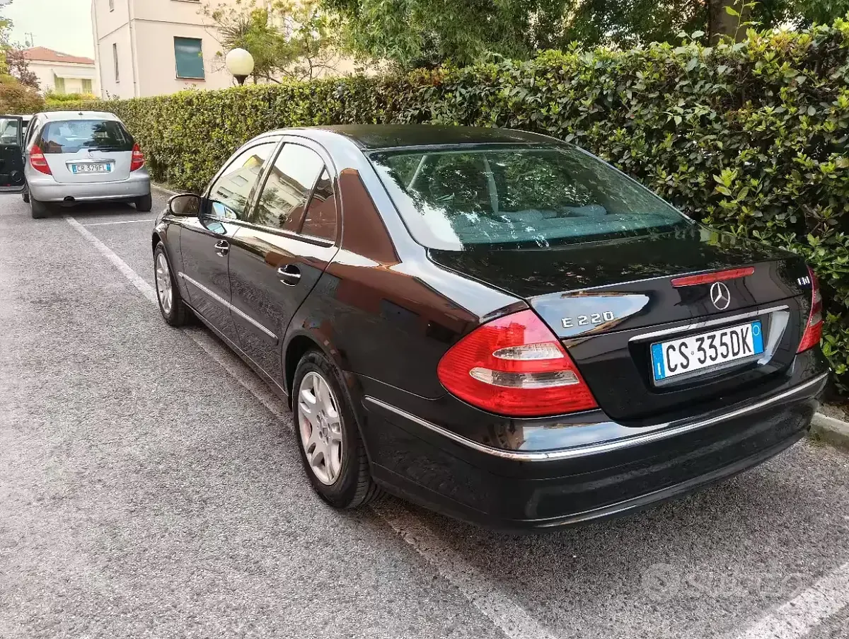 Usata Mercedes E220 150 CV (110 kW) 2004 Nero Berlina