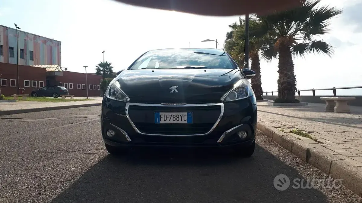 Begagnad Peugeot 208 Allure 75 HK (55 kW) 2016 Svart Halvkombi