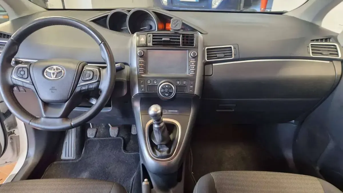 Usata Toyota Verso Style 132 CV (97 kW) 2016 Bianco Monovolume