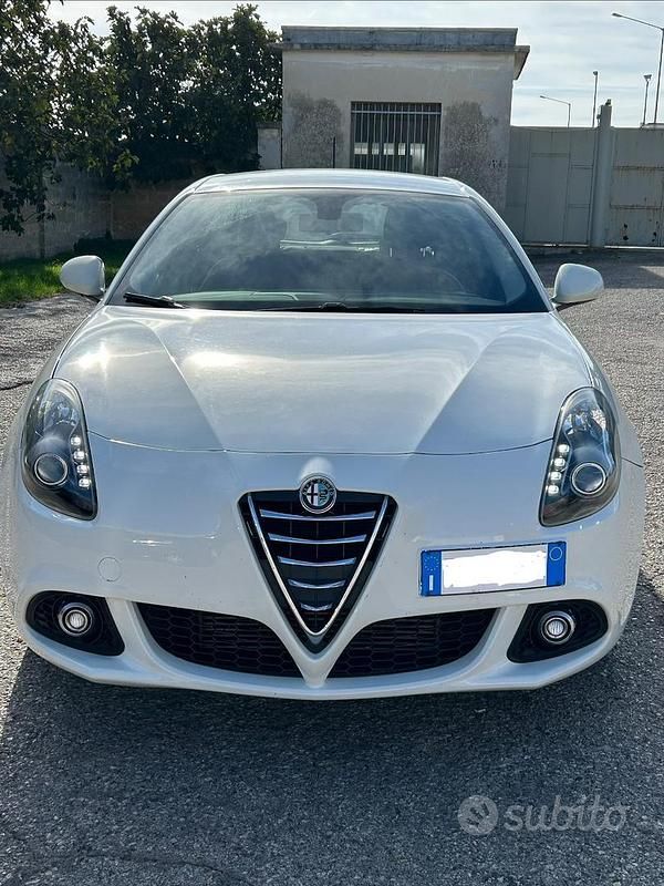 Bianco Usata 2015 Alfa Romeo Giulietta Due volumi | 9500 € (Buon prezzo) - Immagine 1/4