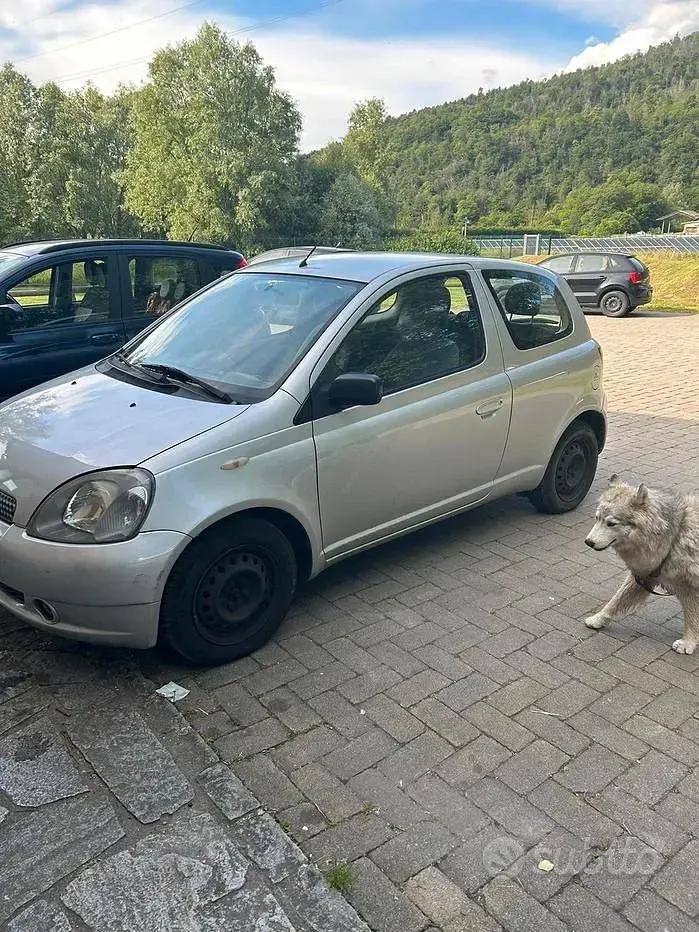 Usata Toyota Yaris 86 CV (63 kW) 2001 Grigio Berlina