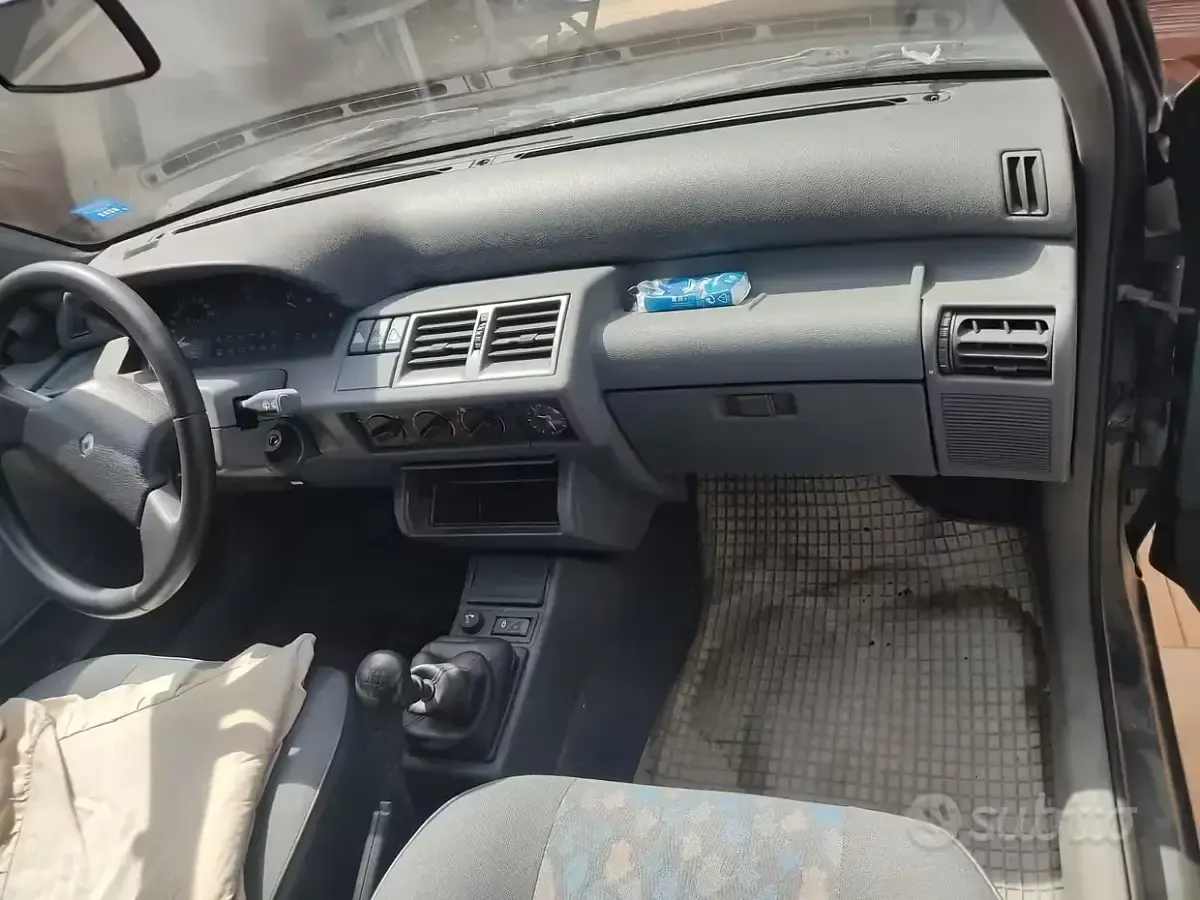 Usata Renault Clio 58 CV (42 kW) 1992 Utilitaria