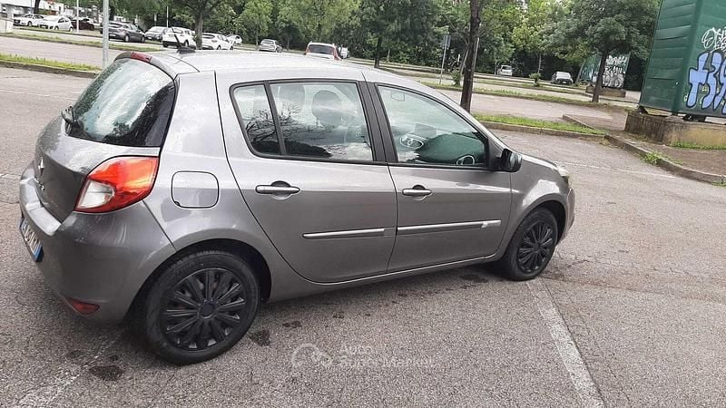 Usata Renault Clio IV 75 CV (55 kW) 2012 Gray Berlina