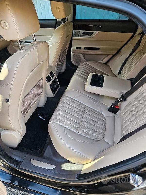 Usata Jaguar XF 180 CV (132 kW) 2019 Nero Berlina