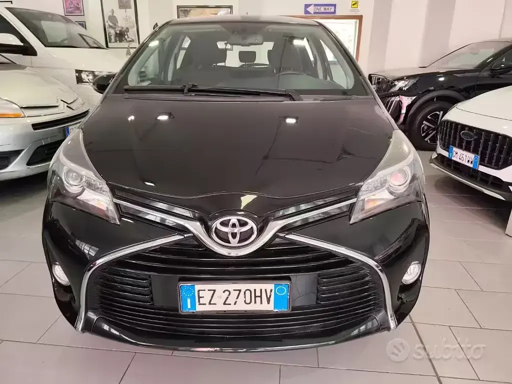 Usata Toyota Yaris Lounge 69 CV (50 kW) 2015 Nero Utilitaria