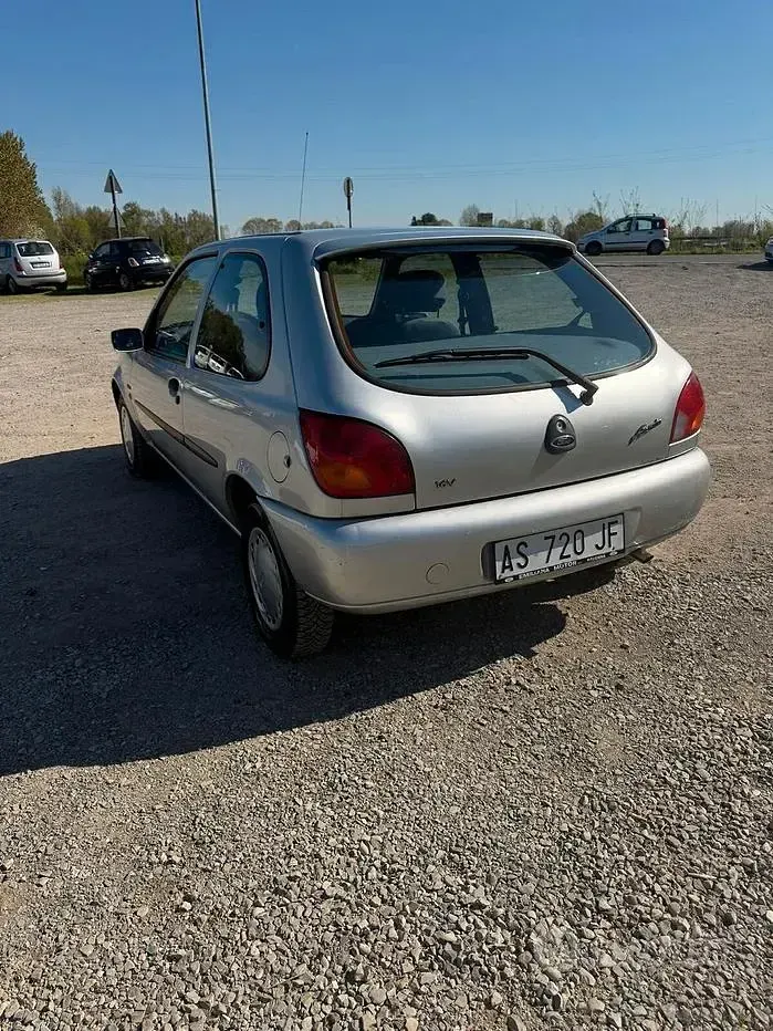 Usata Ford Fiesta 75 CV (55 kW) 1997 Grigio Utilitaria