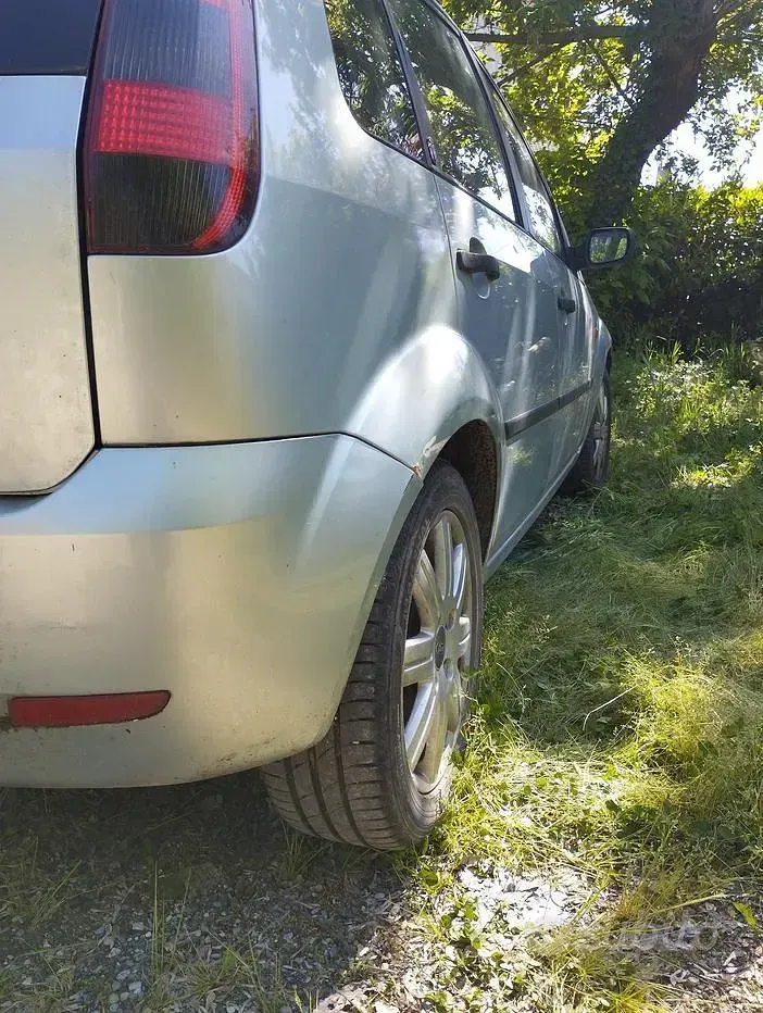 Second-hand Ford Fiesta 73 CP (53 kW) 2004 Gri Hatchback