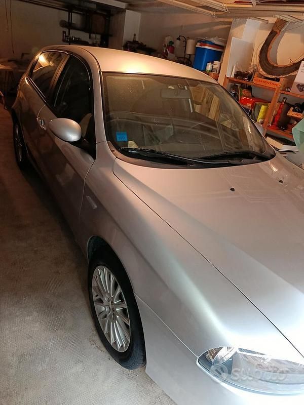 Usata Alfa Romeo 147 116 CV (85 kW) 2005 Grigio Utilitaria