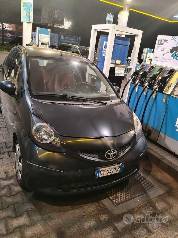 Usata Toyota Aygo 67 CV (49 kW) 2007 Grigio Utilitaria