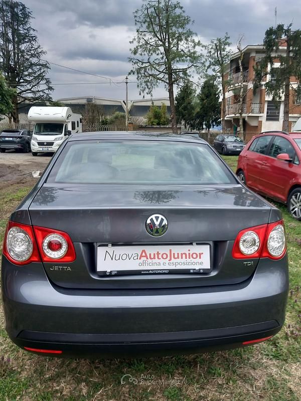 Usata VW Jetta 105 CV (77 kW) 2006 Gray Berlina